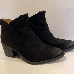 NWT Women’s Black Hi Lo Bootie Size 10